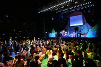 人気キャラクター・しまじろうの登場に思わずテンションが上がる子供たち。