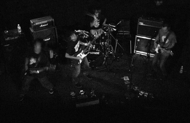 LITEとマイク・ワットの出会いは2006年。ヨーロッパのレーベルからリリースされているLITEの作品を聴いたマイク・ワットが、彼らの音源を気に入ったことから交流が始まった。