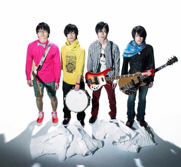 脱ポロ完了のmonobright。ポロシャツ時代に比べてだいぶカラフルになった。