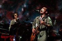 激烈にゆるいMCを挟みつつ、彼ららしいマイペースな流れで繰り広げられた横浜公演。奥田民生（Vo,G）からは「16年ぶりにコンサートというものに来た人もいるかもしれませんが、最近はみんなこうなんですよ？EXILEとかもこうですから」という発言も飛び出した。