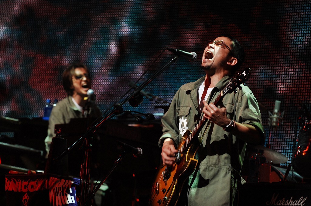 激烈にゆるいMCを挟みつつ、彼ららしいマイペースな流れで繰り広げられた横浜公演。奥田民生（Vo,G）からは「16年ぶりにコンサートというものに来た人もいるかもしれませんが、最近はみんなこうなんですよ？EXILEとかもこうですから」という発言も飛び出した。