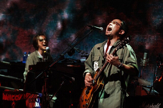 激烈にゆるいMCを挟みつつ、彼ららしいマイペースな流れで繰り広げられた横浜公演。奥田民生（Vo,G）からは「16年ぶりにコンサートというものに来た人もいるかもしれませんが、最近はみんなこうなんですよ？EXILEとかもこうですから」という発言も飛び出した。