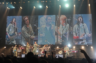 全国ツアー「蘇える勤労」は5月30日・31日の沖縄公演をもって無事終了。7月からは夏フェス出演ラッシュがスタートする（写真は4月1日の横浜アリーナ公演の模様）。