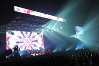 ツアー初のアリーナ公演。ホール公演とはまた違った演出も展開された。