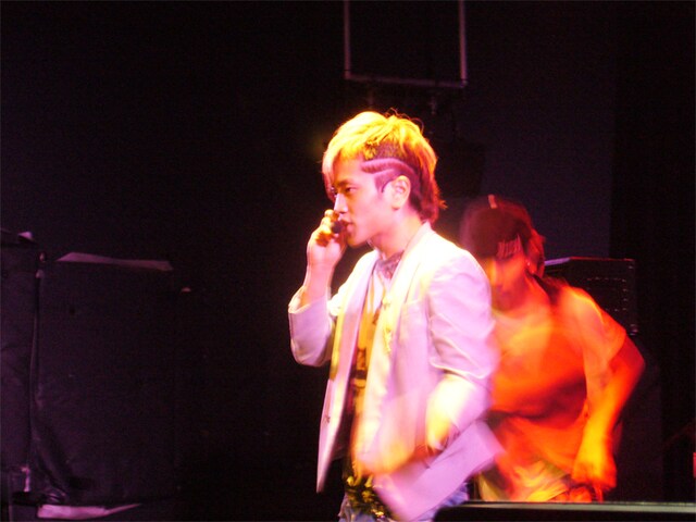 歌って踊れる男性R&Bシンガー戸塚慎。