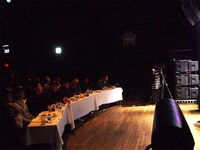 真剣な目で審査するゲストプロデューサーの面々。