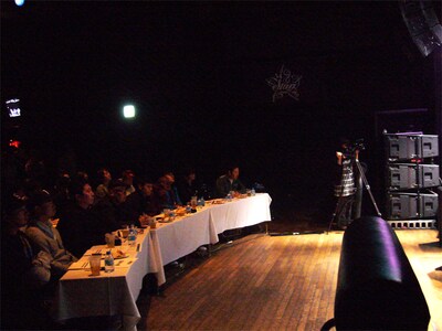 真剣な目で審査するゲストプロデューサーの面々。