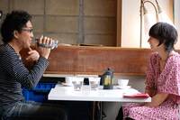 トベタ・バジュンの質問に笑顔で答える佐田真由美。インタビューは前後編で構成されており、後編は4月15日に公開。