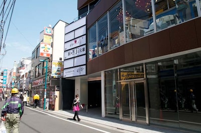 GARDENは下北沢駅南口から徒歩2分。すぐそばにはサンクス下北沢店がある。
