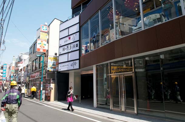 GARDENは下北沢駅南口から徒歩2分。すぐそばにはサンクス下北沢店がある。