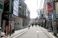 駅方面からGARDENのあるmosiaビルを望む。