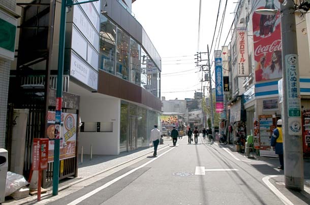 駅方面からGARDENのあるmosiaビルを望む。