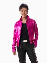 ショッキングピンクのエナメルジャケットを上品に着こなす郷ひろみ。