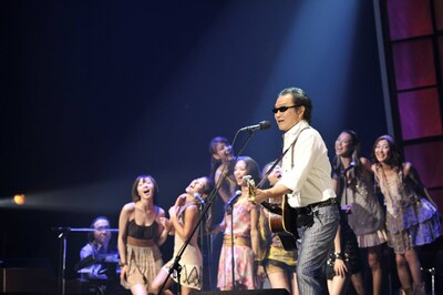 写真は昨日のCM発表会の様子。ゴスペルコンサートさながらの、迫力のステージが展開された。新曲「Love Rainbow」が使われた「ザ・コラーゲン」CM映像は、資生堂オフィシャルサイトにて視聴可能。