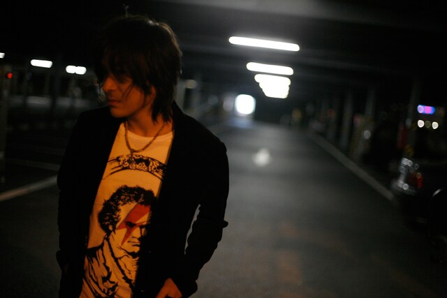 PLAGUESは、この日のライブで新曲「プルメリア・レイ」を含む計22曲を演奏。9年ぶりとは思えぬ現役感あふれるパフォーマンスを見せつけた（写真は深沼元昭）。