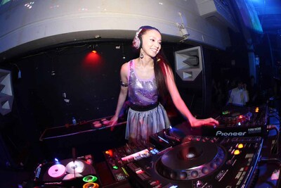 「HOUSE NATION」は1920～30年代のパリの舞踏会をコンセプトに、音楽業界とファッション業界の関係者が集まるスタイリッシュなダンスパーティ。さまざまなコンピレーションCDと連動し、日本国内のみならずアジアでも定期的に行われている。