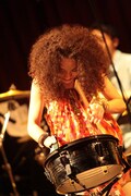 ナタリーのインタビューで「いつかライブでも演奏したい」と語っていた小太鼓(ティンバレス)の腕前がついに披露された。