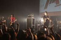 出演バンドの中で最も若手だったDOES。先輩バンドたちに臆することなく、独特の世界観でオーディエンスを惹きつけた。