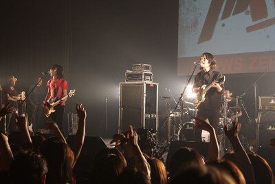 出演バンドの中で最も若手だったDOES。先輩バンドたちに臆することなく、独特の世界観でオーディエンスを惹きつけた。