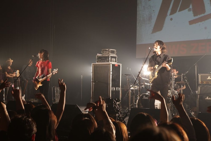 出演バンドの中で最も若手だったDOES。先輩バンドたちに臆することなく、独特の世界観でオーディエンスを惹きつけた。