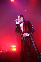 写真はホールツアー初日となった埼玉・川口リリアメインホールの様子。艶やかな衣装を身にまとった櫻井敦司。