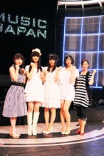 左から水樹奈々、かしゆか、あ～ちゃん、のっち、関根麻里。5人合わせて「MUSIC JAPAN」の新レギュラー陣だ。