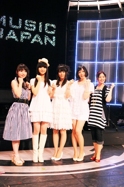 左から水樹奈々、かしゆか、あ～ちゃん、のっち、関根麻里。5人合わせて「MUSIC JAPAN」の新レギュラー陣だ。