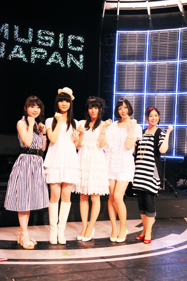 左から水樹奈々、かしゆか、あ～ちゃん、のっち、関根麻里。5人合わせて「MUSIC JAPAN」の新レギュラー陣だ。
