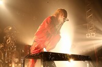 デス声を駆使した激しいボーカルスタイルに定評がある京。1日も早い回復が望まれる。