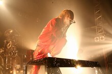 デス声を駆使した激しいボーカルスタイルに定評がある京。1日も早い回復が望まれる。