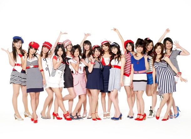 写真左から9号横山ルリカ、6号外岡えりか、8号フォンチー、13号長野せりな、14号酒井瞳、21号橋本楓、20号大川藍、7号谷澤恵里香、3号遠藤舞、17号三宅ひとみ、15号朝日奈央、11号森田涼花、16号菊地亜美、19号橘ゆりか、12号河村唯。15人揃ってアイドリング!!!だ。