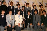 イケメン俳優12人と並んだまのえり。彼女は毎回、性格の異なる女子高生を見事に演じきっている。