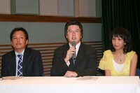 ドラマ制作に携わるスタッフ、写真左から杉田謙二（プロデューサー／TBS）、丹羽多聞アンドリウ（プロデューサー／BS-TBS）、青柳祐美子（脚本）。