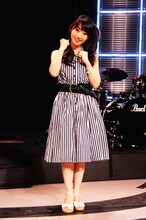 第一声で「ちんちくりんですいません！」と恐縮した水樹奈々。ステージに登場するやいなや共演者のPerfumeが思わず「かわいい……」と感嘆の声を漏らした。