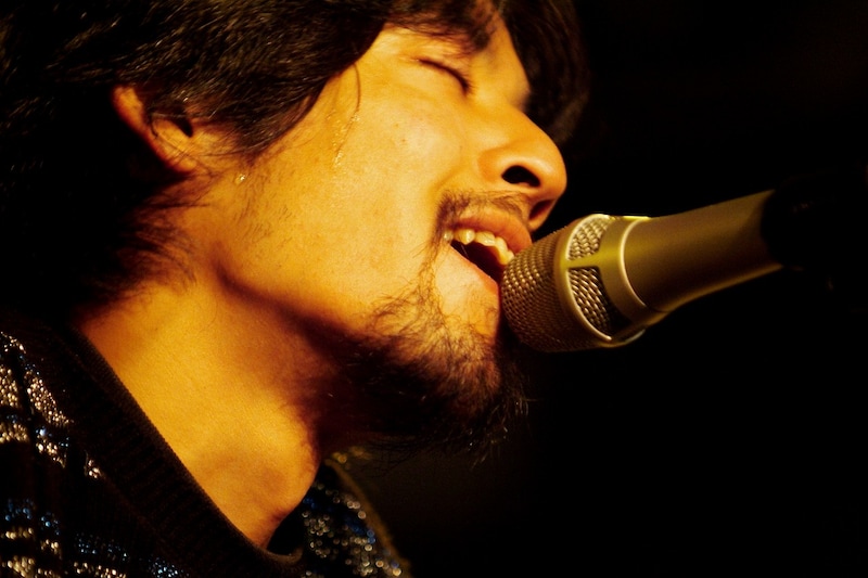 ジミ・ヘンドリックスが乗り移ったかのようなロック魂あふれる七尾旅人のアーティスト写真。(C)井上嘉和