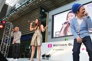 伊藤由奈、桜満開の六本木で極上スイーツを手売り販売