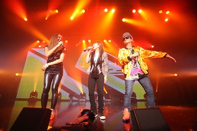 お祝いに駆けつけたCrystal Kay（写真左）とVERBAL（右）。視線を合わせて歌うBoA＆クリちゃんと、自由闊達な踊りでステージを盛り上げるVERBALのごきげんな3ショット。