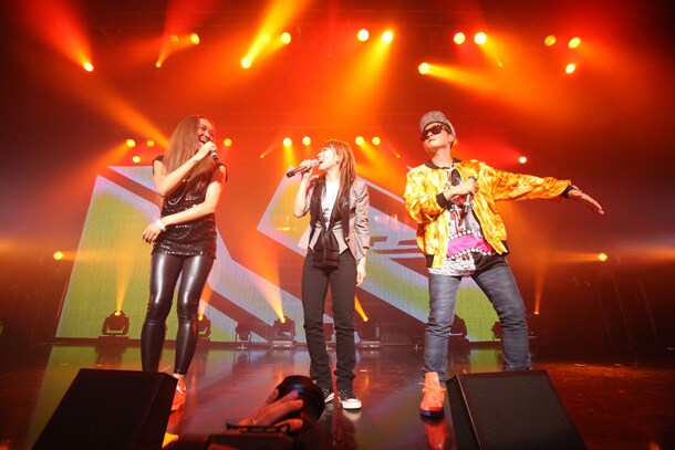 お祝いに駆けつけたCrystal Kay（写真左）とVERBAL（右）。視線を合わせて歌うBoA＆クリちゃんと、自由闊達な踊りでステージを盛り上げるVERBALのごきげんな3ショット。