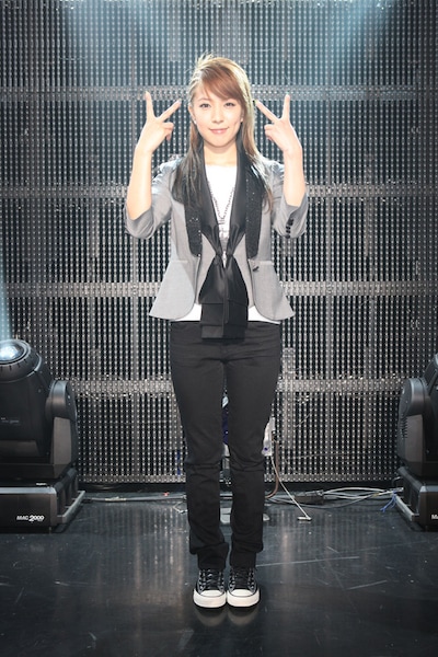 アメリカデビューのよろこびと楽しさをダブルピースで表現するBoA。