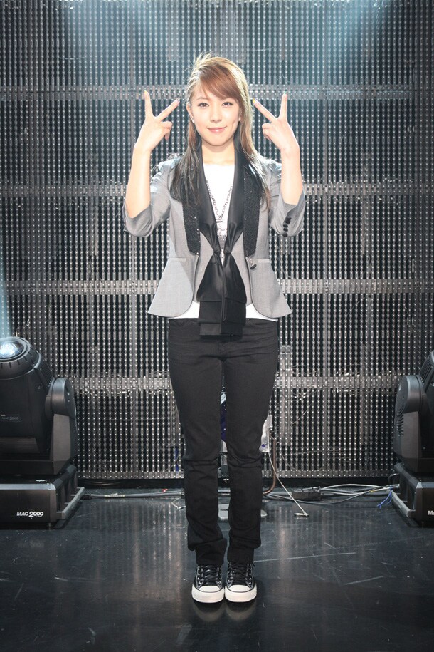 アメリカデビューのよろこびと楽しさをダブルピースで表現するBoA。