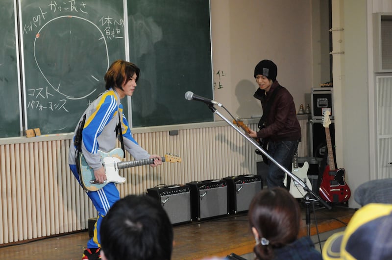 毎年恒例のTAKUYAの誕生日ライブが決定。スペシャルゲストの出演も予定されているので、お楽しみに（写真は3月に行われた「ロックの学園」に出演したときの様子。撮影：中嶌英雄）。