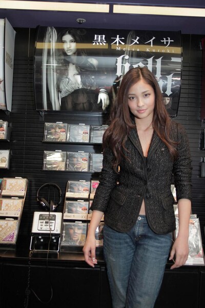 アルバム「hellcat」発売時には、「CDショップに自分のアルバムが並んでいるのを見てみたい」と直接HMV渋谷店をサプライズ訪問。