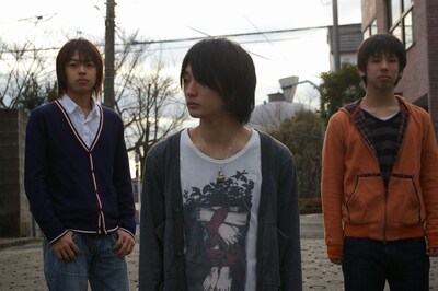 メンバーは左から大森（B）、工藤（Vo,G）、高橋（Dr）。