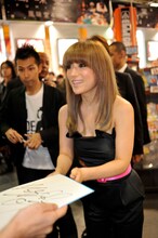 タワーレコード渋谷店でサインするayu。
