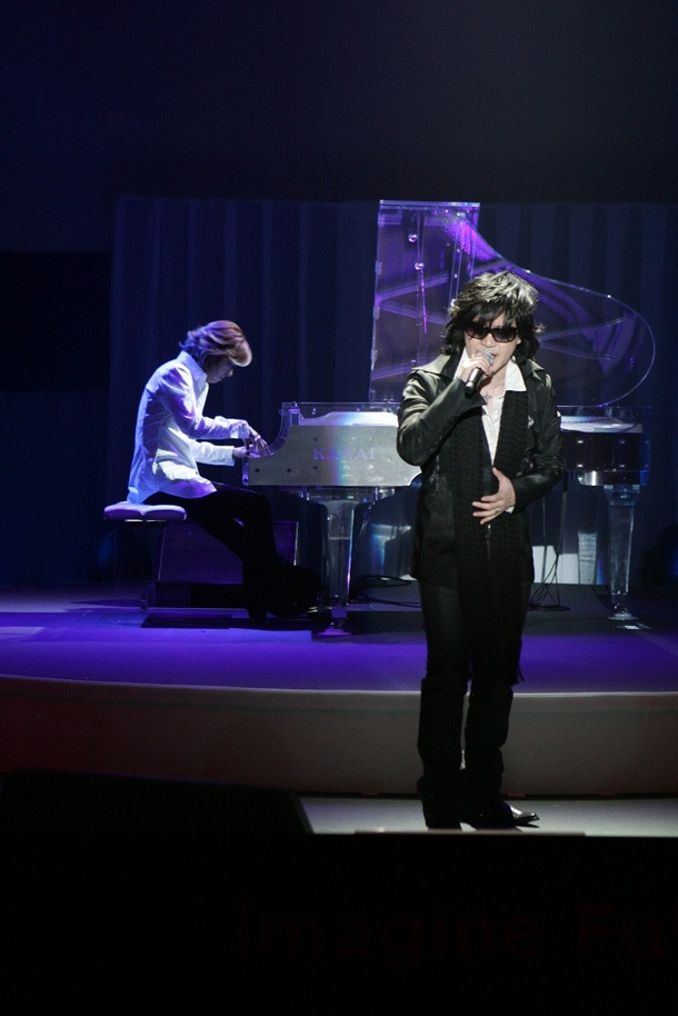 写真はサプライズライブの様子。クリスタルピアノによる演奏で名曲「Forever Love」が披露された。