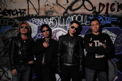 鼠先輩は過去にスペルマギャングというパンクバンドでスターを目指し、BSヤングバトル岡山大会での優勝経験を持つ（写真左からNAOKI、鈴木正美、鼠先輩、梶原徹也）。