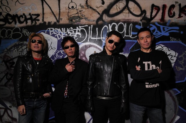 鼠先輩は過去にスペルマギャングというパンクバンドでスターを目指し、BSヤングバトル岡山大会での優勝経験を持つ（写真左からNAOKI、鈴木正美、鼠先輩、梶原徹也）。