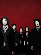 今年4月の北米ツアー中に交通事故に遭い、その後のスケジュールがすべてキャンセルとなったFACT。7月25日に延期されたイベント「NOMUSIC, NO MEN」は、ドラムEijiの怪我の状況から8月15日に再延期されることになった。