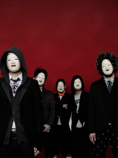 メンバーは写真左からTakahiro（G,Vo）、Tomohiro（B,Vo）、Eiji（Dr,Vo）、Hiro（Vo）、Kazuki（G,Vo）の5人。3月中旬からはIWRESTLEDABEARONCE、GREELEY ESTATES、MEMPHIS MAY FIREとのUSツアーを敢行中。4月17日からはGREELEY ESTATESとのカナダツアーも決定している。