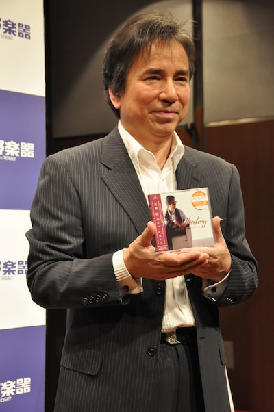 昨日4月7日には、銀座山野楽器本店で「Ballade II」リリース記念イベントを行った布施明。会場には1000通以上の応募の中から選ばれた、120名のラッキーなファンが詰めかけた。